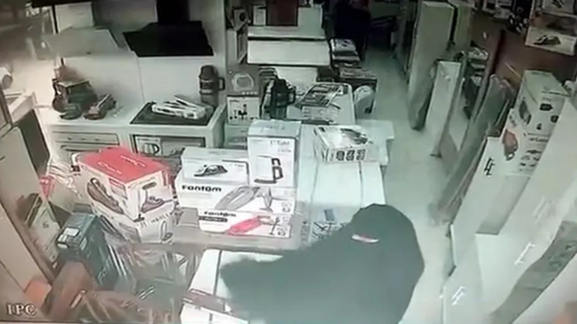 Dikkat dağıtıp saç düzleştiriciyi çarşafa sarıp çaldılar - Resim: 4