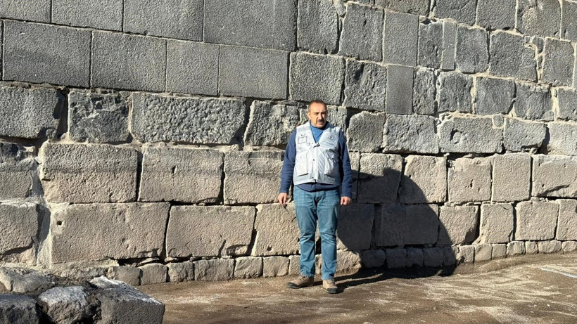 Bir asırdır toprak altında olan Diyarbakır surlarının 1.35 metresi gün yüzüne çıkartıldı - Resim: 4