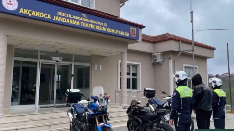 Düzce'de jandarmadan kaçan motosiklet sürücüsü yakalandı - Resim : 1