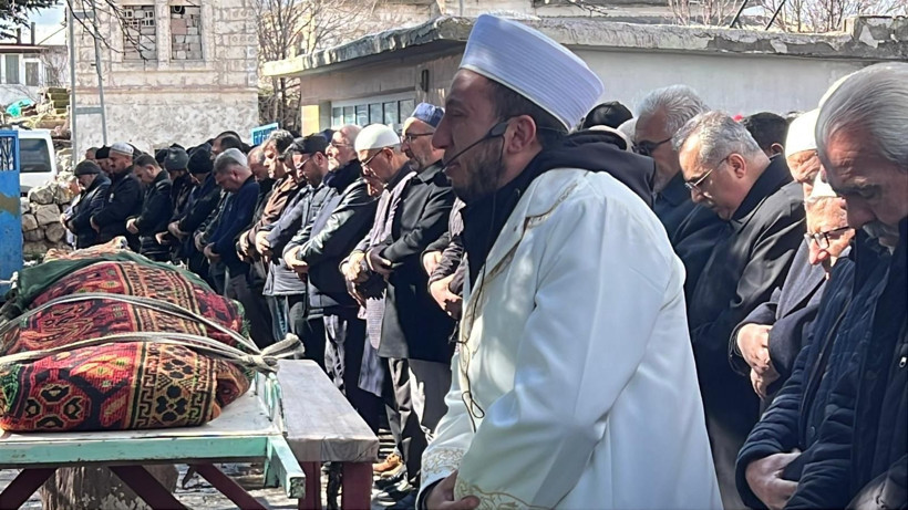 Kardeşi, yengesi ve yeğenini kaybeden imamın en zor kıldırdığı namaz! Fenalık geçirdi - Resim: 4