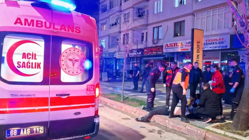 Aksaray'da 'Yan baktın' kavgası! Acılı annenin feryadı y&uuml;rekleri dağladı: Oğlum &ouml;l&uuml;yor - Resim : 1