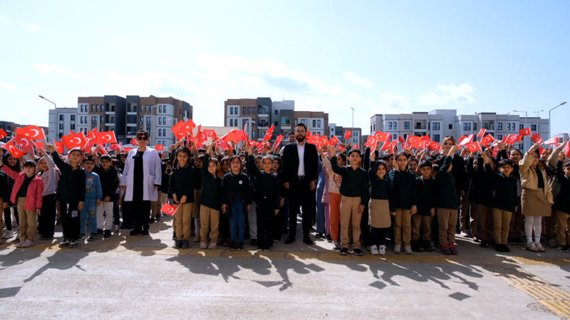 Bakan Kurum'dan 23 Nisan'da deprem b&ouml;lgesi paylaşımı: Yepyeni bir okulda, bayramın heyecanı bir başka oluyor - Resim : 2