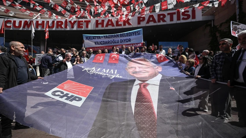 Kemal Kılı&ccedil;daroğlu, 2,5 yıl sonra CHP Genel Merkezi'nde! Coşkulu karşılama: Y&uuml;zlerce &ccedil;i&ccedil;ek atıldı | &Ouml;zel ve ekibine şarkılı g&ouml;nderme - Resim : 1