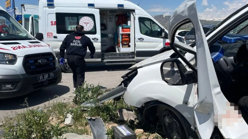 Van'da feci kaza! Çok sayıda ölü ve yaralı var - Resim : 2