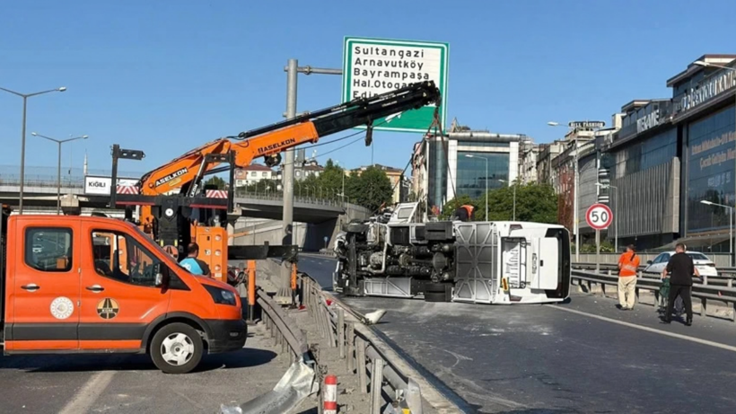 TEM Otoyolu’nda can pazarı: Midibüs devrildi, 12 kişi yaralandı - Resim : 1