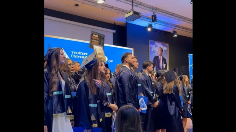 Yeditepe Üniversitesi'ndeki mezuniyet töreninde pankart gerginliği: İndirmeye çalıştılar, önüne geçtiler! - Resim : 2