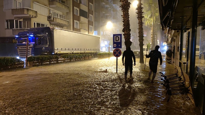 Antalya'daki sel felaketinin ardından İçişleri Bakanı Süleyman Soylu bölgeye intikal etti - Resim : 5