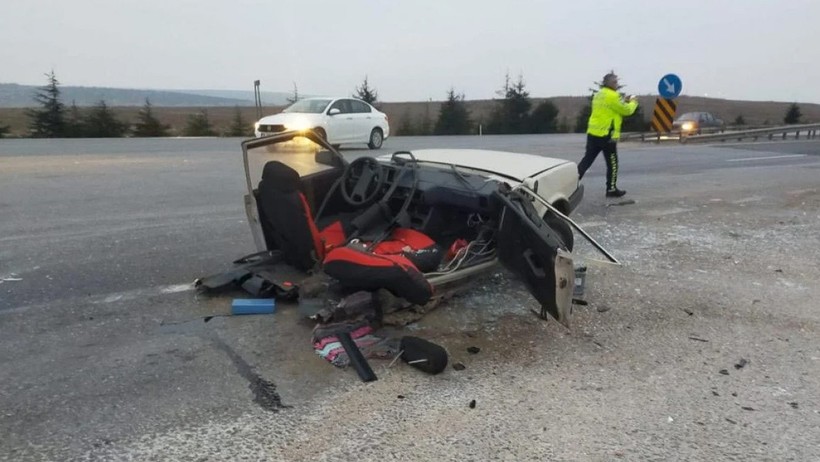 Eskişehir’de kaza yapan otomobil ikiye bölündü - Resim : 2