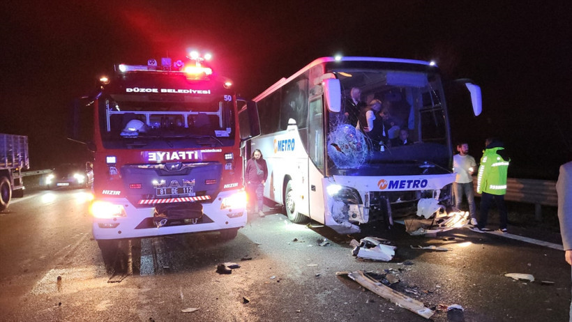 Anadolu Otoyolu'nun Düzce kesiminde zincirleme kaza meydana geldi: 2 kişi hayatını kaybetti birçok yaralı var! - Resim : 1