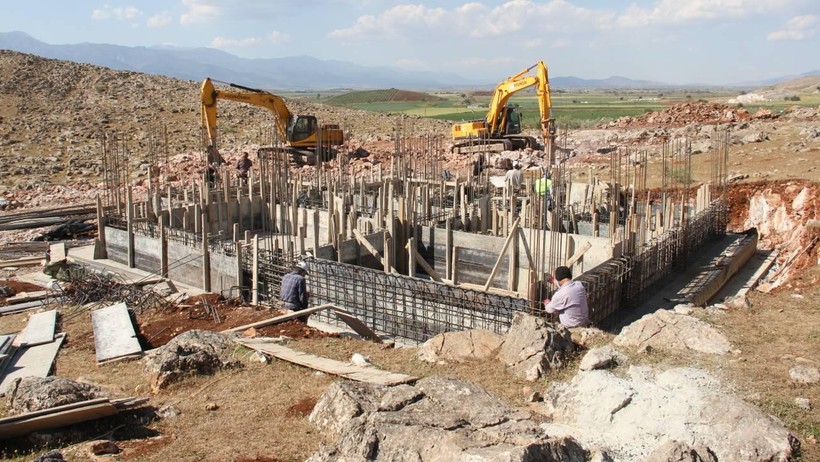 Kahramanmaraş merkezli depremlerden etkilenen Hatay'da yaşam yeniden canlanacak: Geçici konutların yapımı sürüyor - Resim : 1