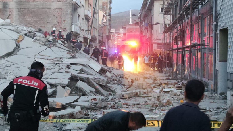Malatya’da 3 katlı ağır hasarlı bina çöktü: 1 kişi öldü - Resim : 2