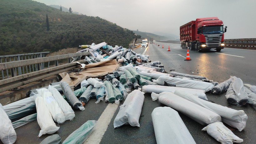 Bursa'da kumaş yüklü tır 60 metre yükseklikten dere yatağına düştü! Sürücü hayatını kaybetti - Resim : 5