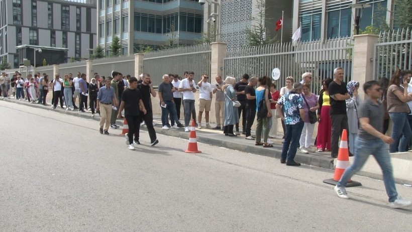 Yurt dışından getirilen telefonları eski fiyattan kaydettirmek isteyenlerin yoğunluğu sonucu sistem çöktü - Resim : 1