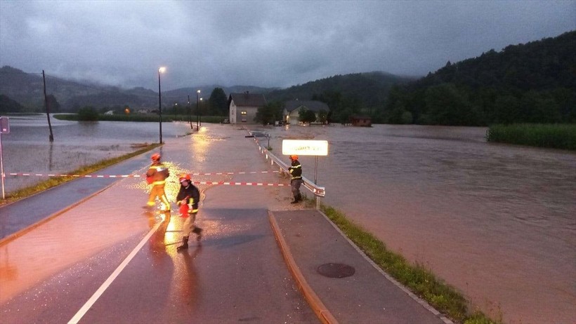 Slovenya'daki yaşanan sel afetinde bir kişi hayatını kaybetti - Resim: 12