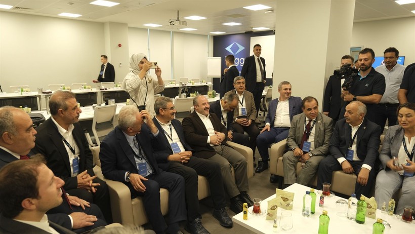Togg tesisinde şaşırtan anlar! CHP'li vekillerden yerli araca tam not! 156 binlik filo talep ettiler - Resim: 5