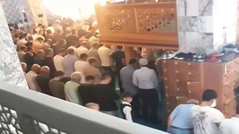 Cuma namazı demediler birbirlerine girdiler! 'Tokat attın' kavgasında camide küfürler havada uçuştu - Resim : 2