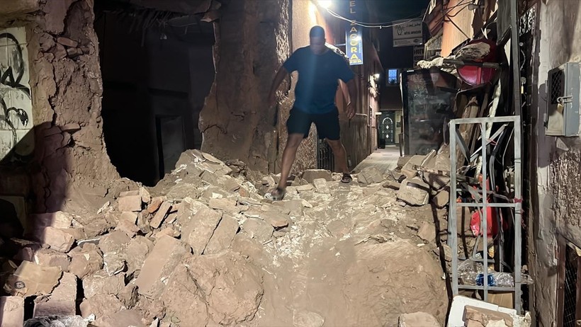 Fas'ta 7 büyüklüğünde deprem! AVM, kafe, oyun salonları... Depreme yakalanan yüzlerce kişi kendini sokağa attı - Resim : 1
