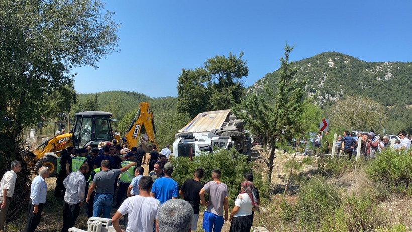 Son Dakika: Kahramanmaraş'ta feci kaza! Kamyon cenaze namazı kılanların arasına daldı: Ölü ve yaralılar var - Resim : 6