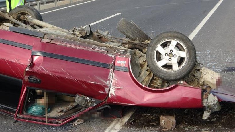 Uşak'ta bir otomobil bariyerlere çarptı: 1 ölü, 3 yaralı - Resim : 4