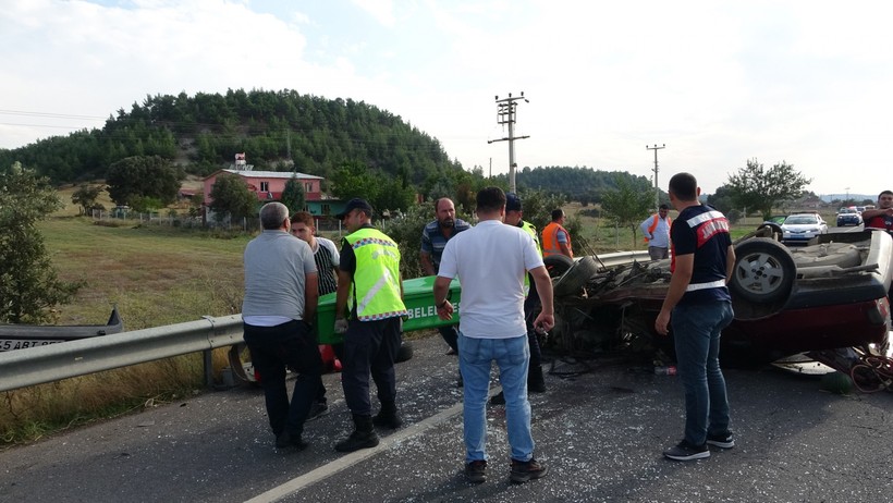 Uşak'ta bir otomobil bariyerlere çarptı: 1 ölü, 3 yaralı - Resim : 5