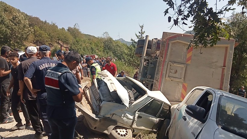Son Dakika: Kahramanmaraş'ta feci kaza! Kamyon cenaze namazı kılanların arasına daldı: Ölü ve yaralılar var - Resim : 9