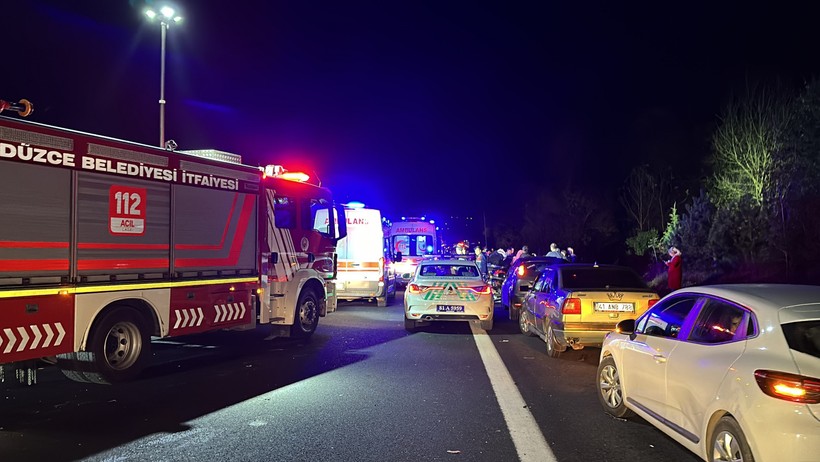 Düzce'deki Anadolu Otoyolu'nda feci kaza: 1 ölü, 7 yaralı - Resim : 2