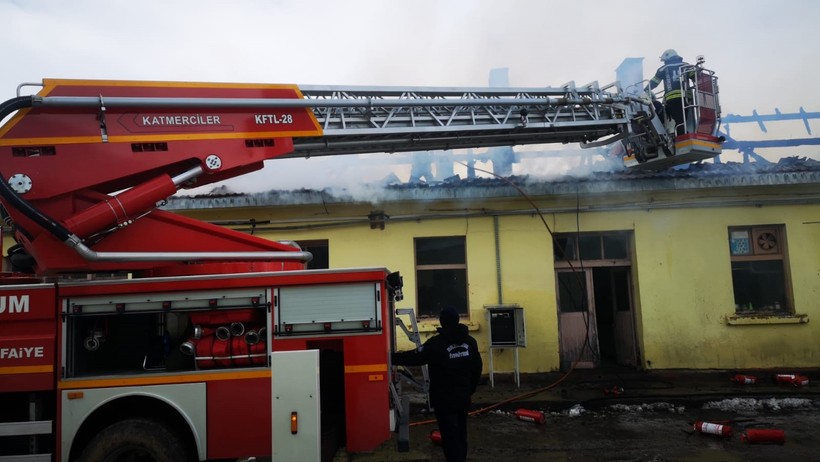 Erzurum'da TCDD çalışanları cağ kebabı yaparken depoyu yaktı - Resim : 3