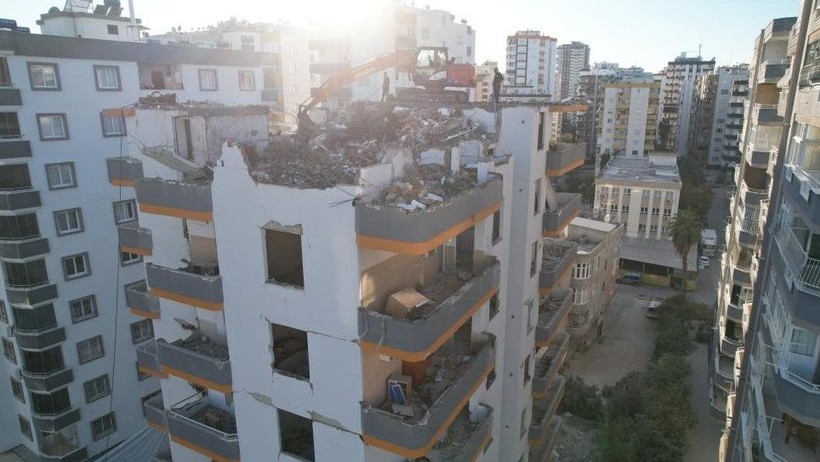 Adana'da ağır hasarlı binanın kolonundan menemen tepsisi çıktı - Resim: 9