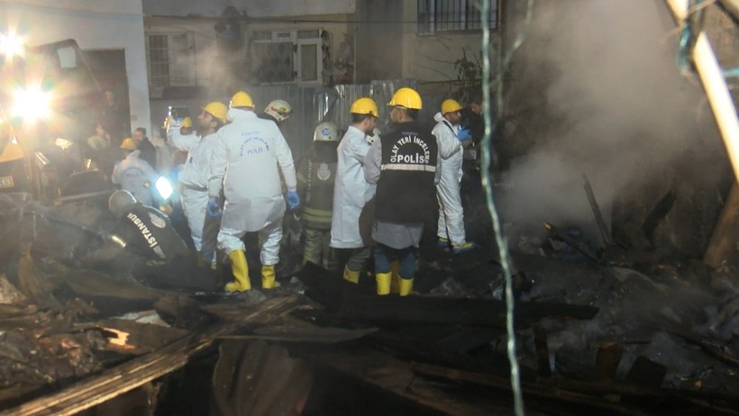 Beyoğlu'nda ahşap bina alev alev yandı! 1 kişi hayatını kaybetti - Resim : 4