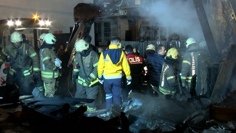 Beyoğlu'nda ahşap bina alev alev yandı! 1 kişi hayatını kaybetti - Resim : 2