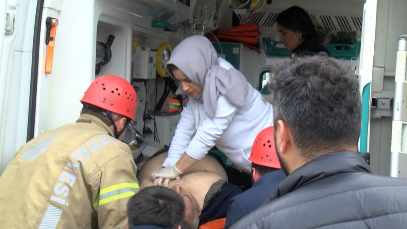Maltepe'de kaza yapan taksi şoförü araç içinde sıkıştı! Hayata döndürmek için dakikalarca kalp masajı yapıldı - Resim : 3