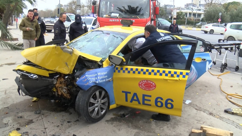 Maltepe'de kaza yapan taksi şoförü araç içinde sıkıştı! Hayata döndürmek için dakikalarca kalp masajı yapıldı - Resim : 7