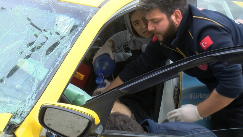 Maltepe'de kaza yapan taksi şoförü araç içinde sıkıştı! Hayata döndürmek için dakikalarca kalp masajı yapıldı - Resim : 8