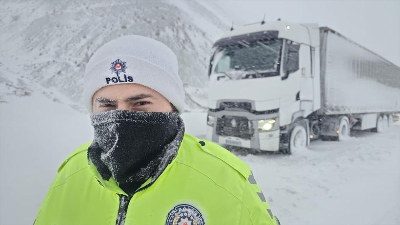 Erzincan-Sivas güzergahında görev yapan ekipler yoğun kar ve tipide yolda kalanların imdadına yetişiyor - Resim: 1