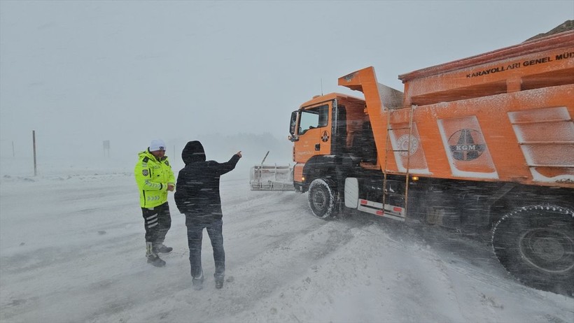 Erzincan-Sivas güzergahında görev yapan ekipler yoğun kar ve tipide yolda kalanların imdadına yetişiyor - Resim: 7