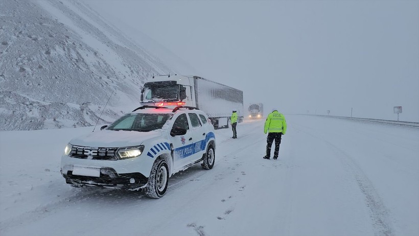 Erzincan-Sivas güzergahında görev yapan ekipler yoğun kar ve tipide yolda kalanların imdadına yetişiyor - Resim: 9