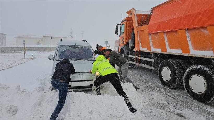 Erzincan-Sivas güzergahında görev yapan ekipler yoğun kar ve tipide yolda kalanların imdadına yetişiyor - Resim: 13