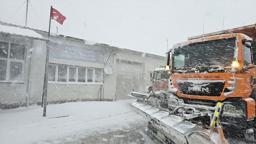 Erzincan-Sivas güzergahında görev yapan ekipler yoğun kar ve tipide yolda kalanların imdadına yetişiyor - Resim: 14