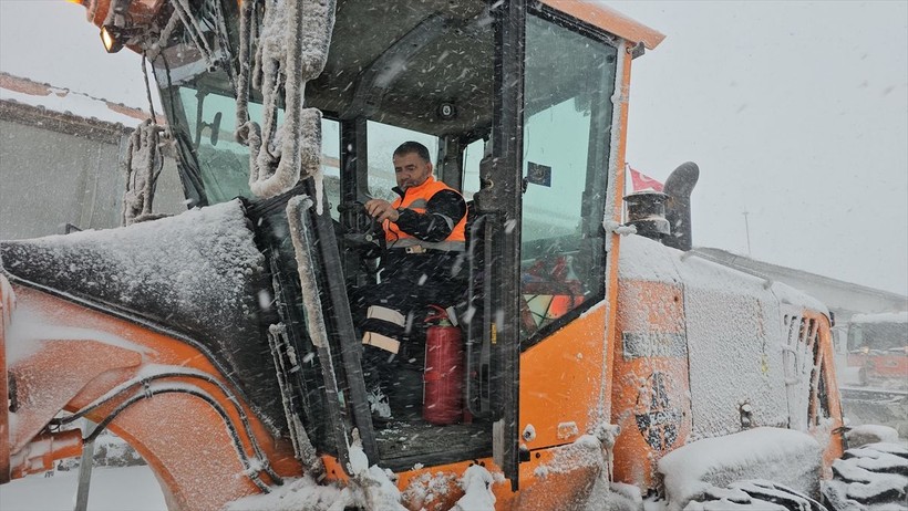 Erzincan-Sivas güzergahında görev yapan ekipler yoğun kar ve tipide yolda kalanların imdadına yetişiyor - Resim: 15