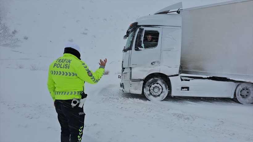 Erzincan-Sivas güzergahında görev yapan ekipler yoğun kar ve tipide yolda kalanların imdadına yetişiyor - Resim: 18