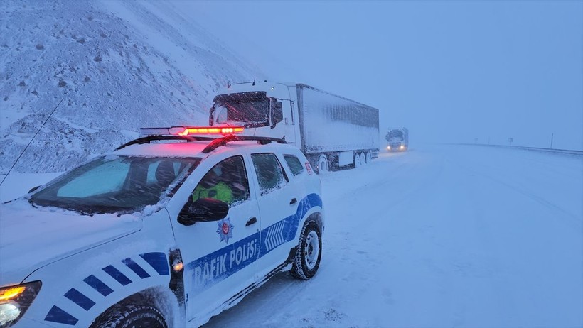 Erzincan-Sivas güzergahında görev yapan ekipler yoğun kar ve tipide yolda kalanların imdadına yetişiyor - Resim: 19