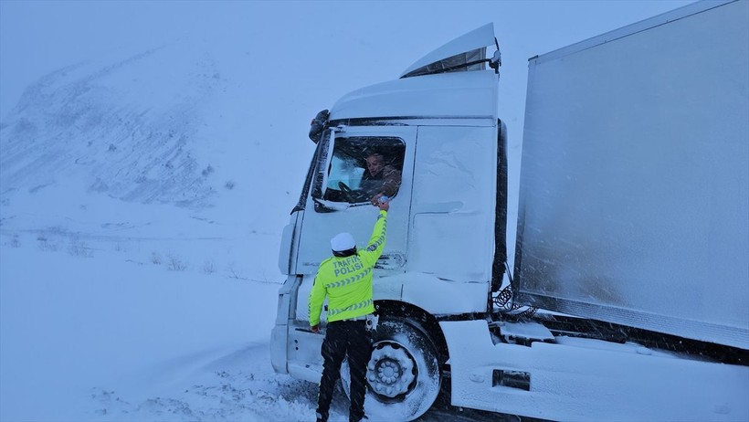 Erzincan-Sivas güzergahında görev yapan ekipler yoğun kar ve tipide yolda kalanların imdadına yetişiyor - Resim: 20