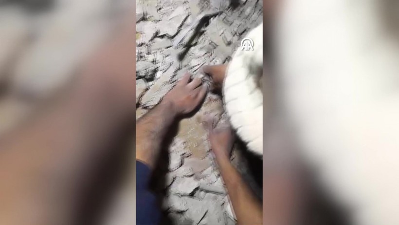 Gazze'de mucize olay! Kız bebek enkazdan sağ çıkarıldı - Resim : 1