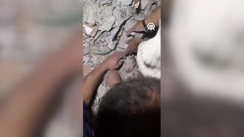 Gazze'de mucize olay! Kız bebek enkazdan sağ çıkarıldı - Resim : 2