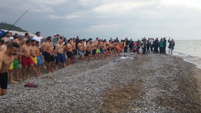 Mersin'in bir tarafı yaz diğer tarafı kış! Aynı günde deniz ve kar keyfi objektiflere yansıdı - Resim : 2