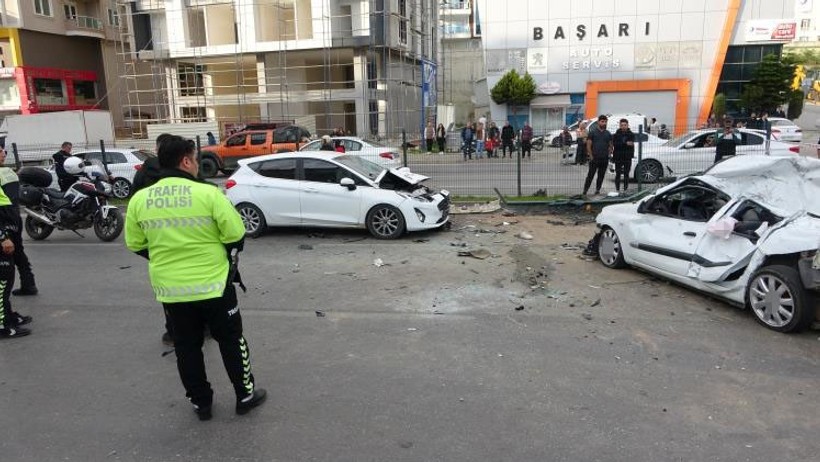 Alanya'da bariyerleri kıran otomobil iki araca çarptığı kazada 2 kişi hayatını kaybetti - Resim : 1