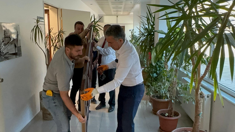 Görevİ devralan Gemlik Belediye Başkanı, makam odasının kapısını söktü - Resim : 3