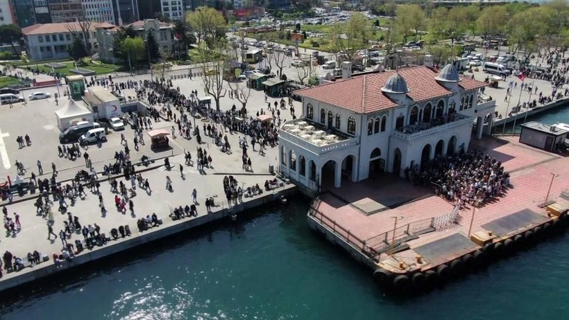 İstanbul'da Adalar'a gitmek isteyenler iskelelerde uzun kuyruklar oluşturdu - Resim: 17