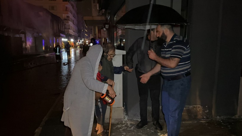 Hatay'da tarihi bina, yangın sonrasında küle döndü - Resim : 1