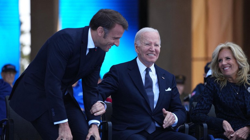 ABD Başkanı Biden, olmayan bir sandalyeye oturmaya çalıştı - Resim : 1